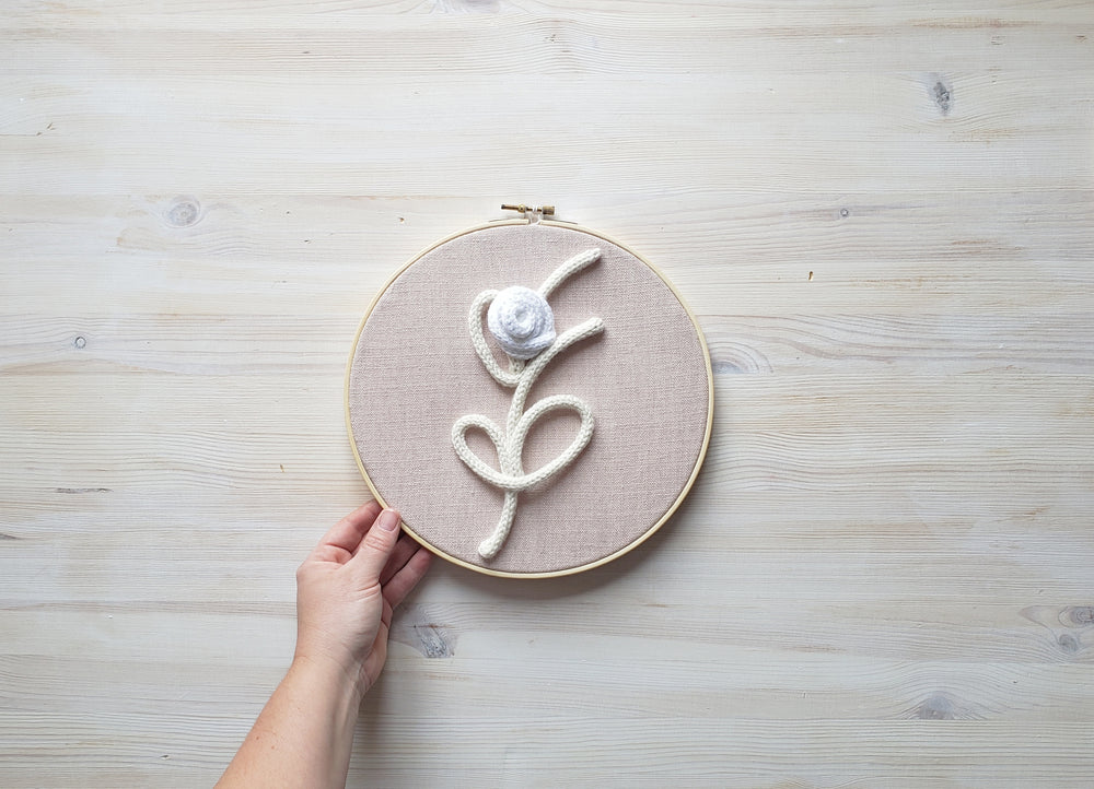 Cercle à broder - Ornement floral en tricotin