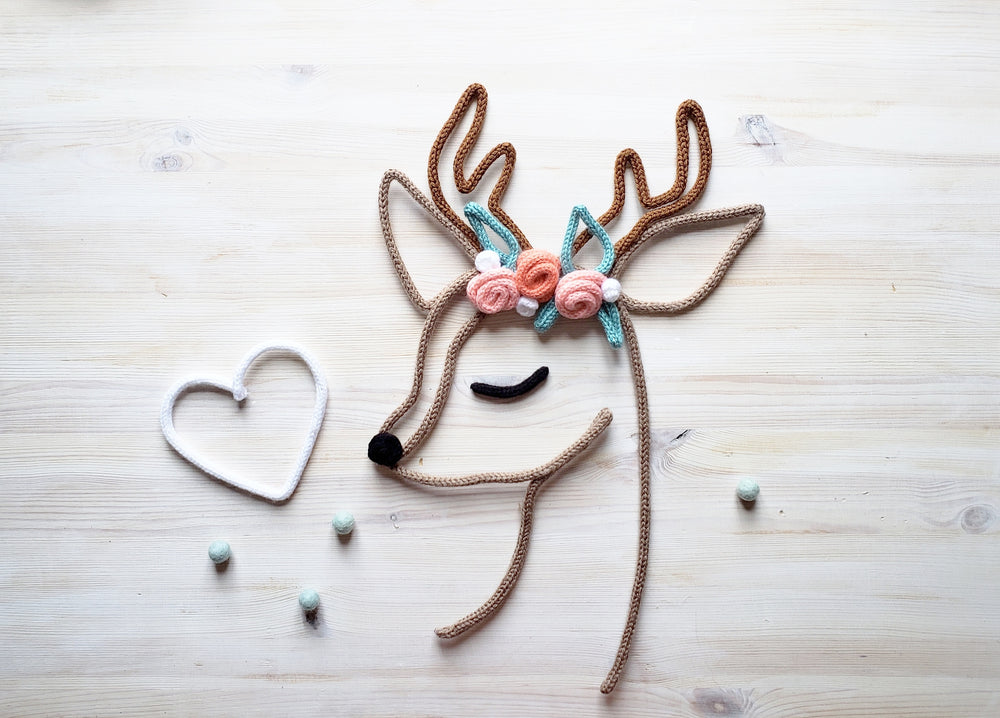 Biche avec couronne de fleurs en tricotin