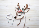 Biche avec couronne de fleurs en tricotin