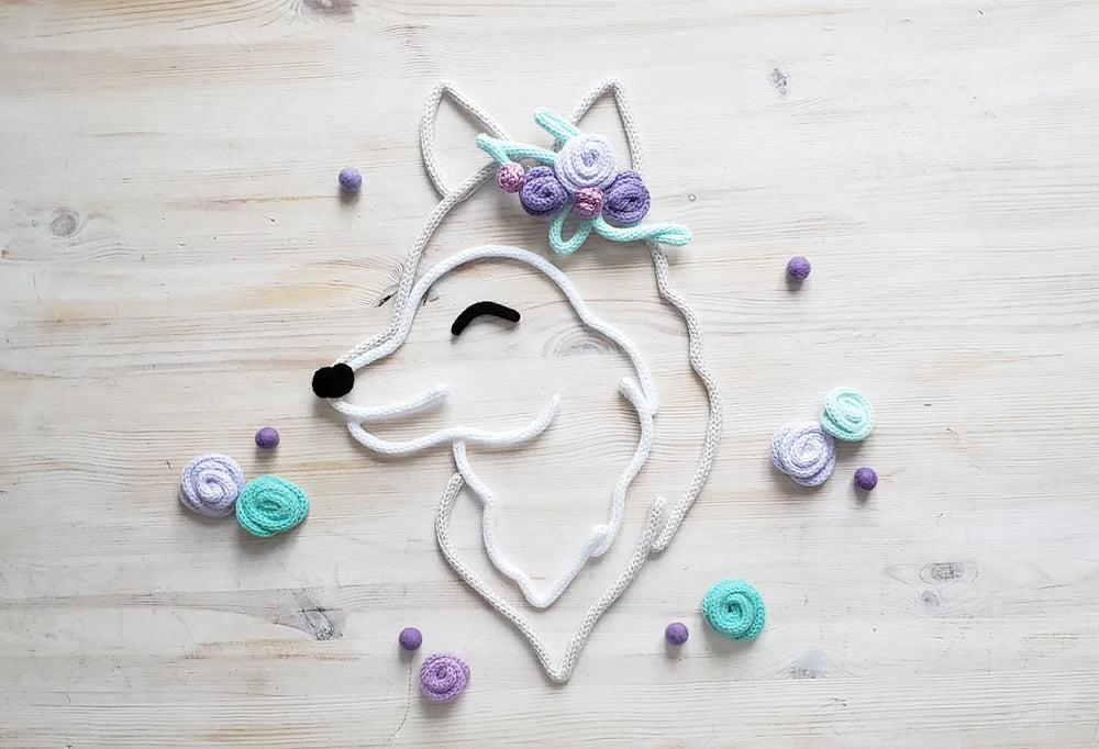 Louve avec couronne de fleurs en tricotin
